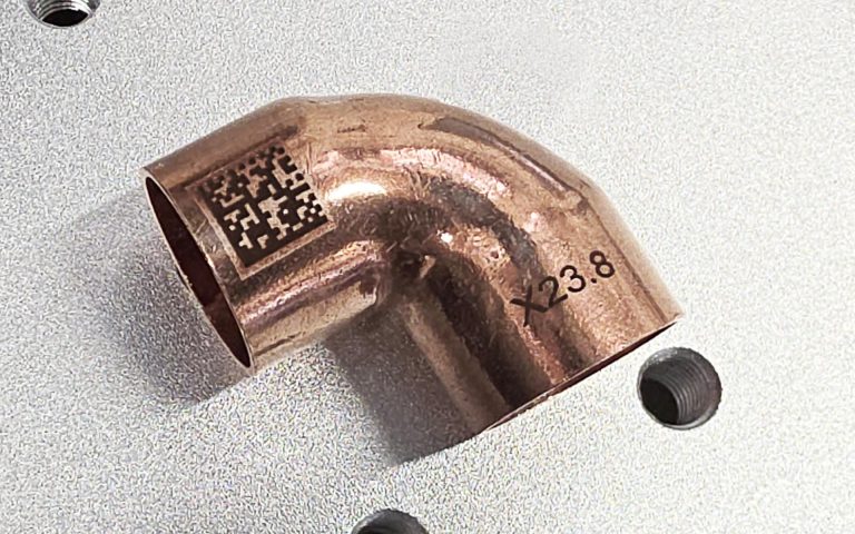 Kod DataMatrix znakowany laserowo na elemencie metalowym